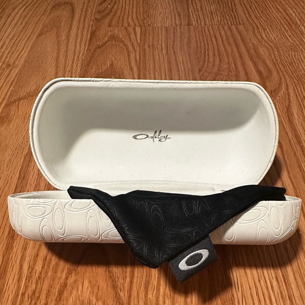 Oakley Cream Embossed Sunglasses/Eyeglass Hard Case and soft case - Picture 2 of 4